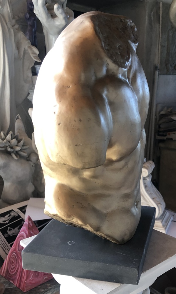 Dettaglio scultura Torso su basetta