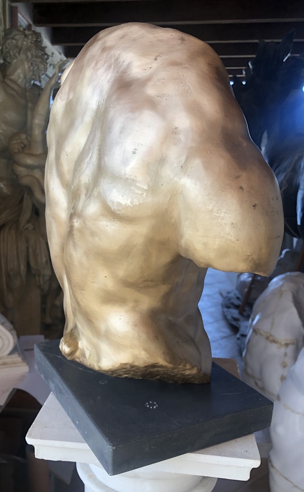 Dettaglio scultura Torso su basetta