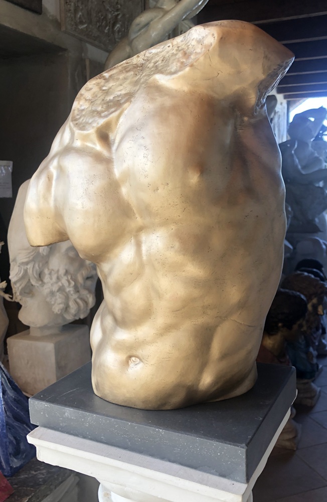 Dettaglio scultura Torso su basetta