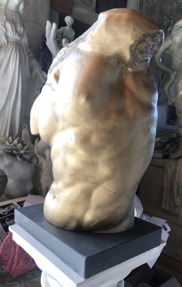 Dettaglio scultura Torso su basetta