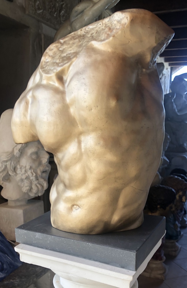 Dettaglio scultura Torso su basetta